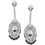 Paar DiamantohrhängerPlatin, ca. 12,6 g. Diamantbesetzte Ohrhänger mit lilienförmigem Stecker.