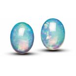 Opal-Cabochon-PaarOvales Opal-Cabochon-Paar mit mannigfaltigem blau-grünem Farbenspiel, zus. 10,0