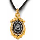 Historisches Medaillon mit Perlen, Onyx und Diamantrosenum 1860-1890 750-er Gelbgold, ca. 34,3 g.