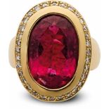 Ring mit pinkem Turmalin und Brillanten750-er Gelbgold, ca. 17,9 g. Klassischer Ring, längsovaler
