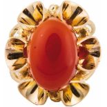Ring mit KarneolAnfang 1970er Jahre 750-er Gelbgold, ca. 10,3 g. Großer, hochovaler Ringkopf,