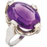 Amethystring585-er Weißgold, ca. 12 g. Hoch aufbauender Ringkopf mit gebogter Fassung, ausgefasst