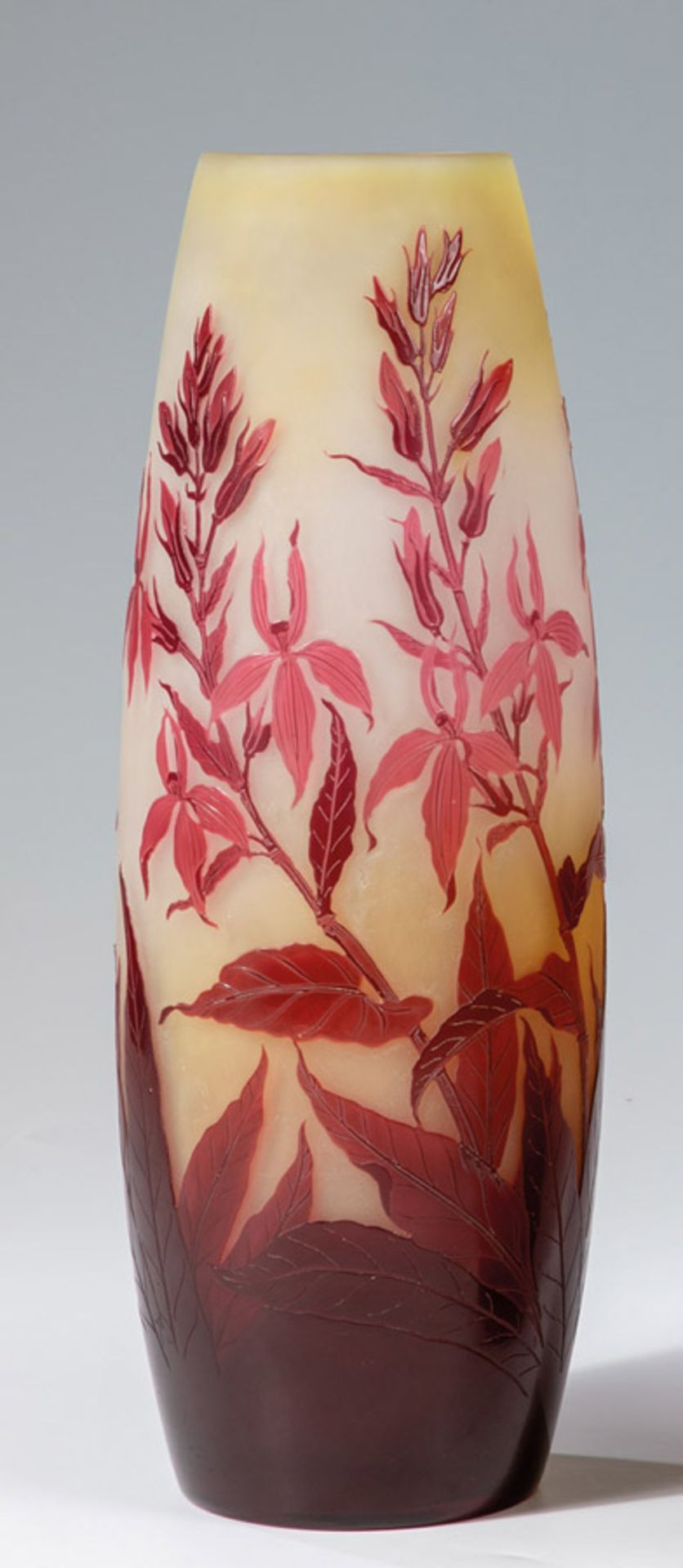 Vase mit Kardinals - LobenieEmile Gallé, Nancy, 1920er Jahre Farbloses Glas mit zitronengelbem