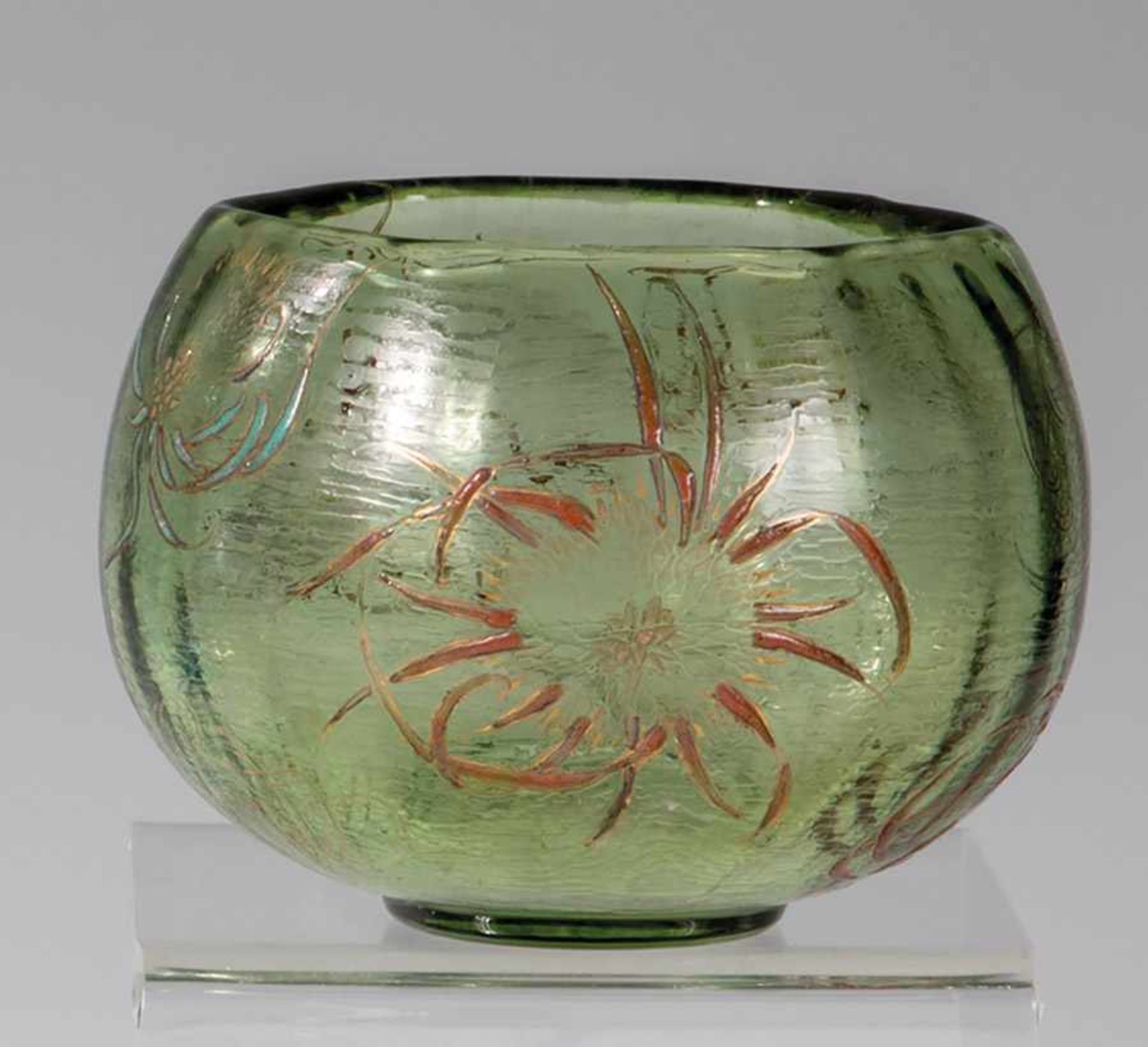 Kleine Kugelvase mit DistelEmile Gallé, Nancy, um 1880 Grünes, optisch geblasenes Glas. Umlaufend