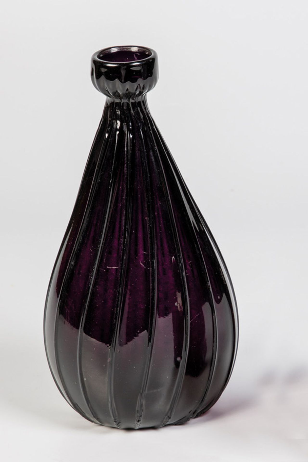 Seltene Tropfenflasche aus violettem GlasAlpenländisch, Tirol oder Schweiz, 17./A. 18. Jh.