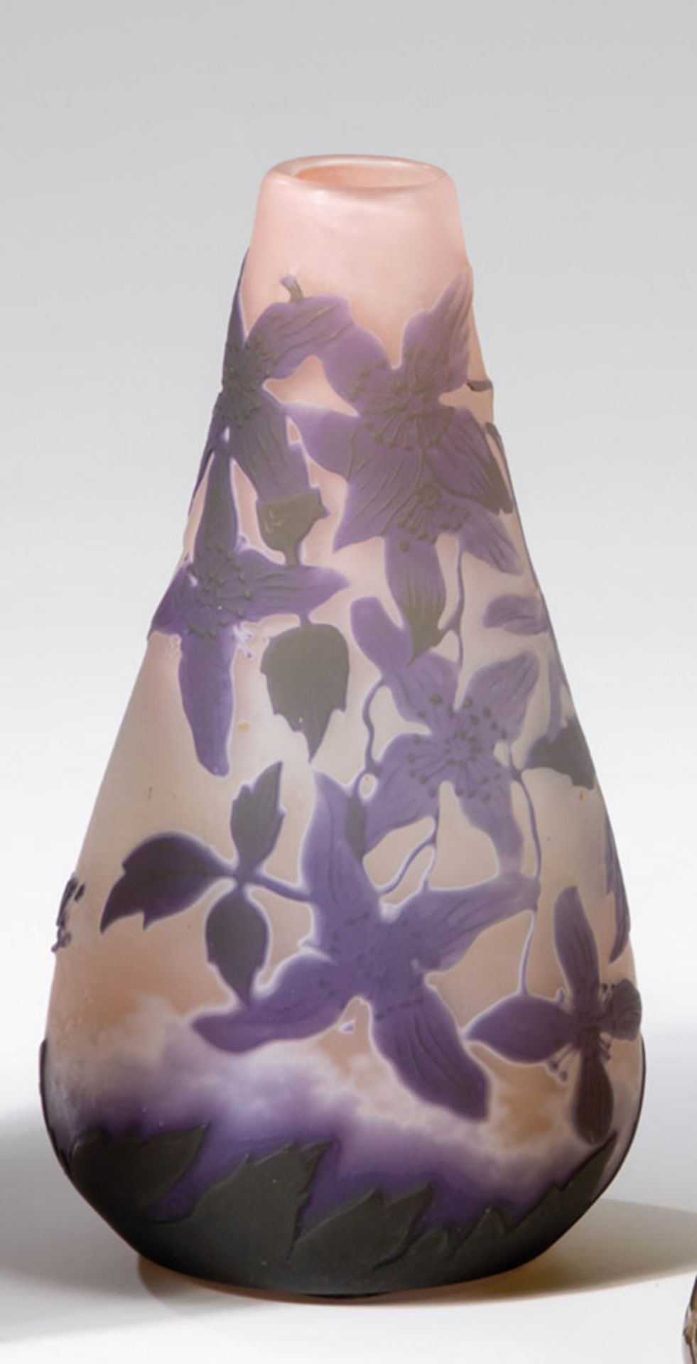 Vase mit ClematisEmile Gallé, Nancy, 1904 - 1906 Farbloses Glas, mit lachsrosa Teilunterfang,