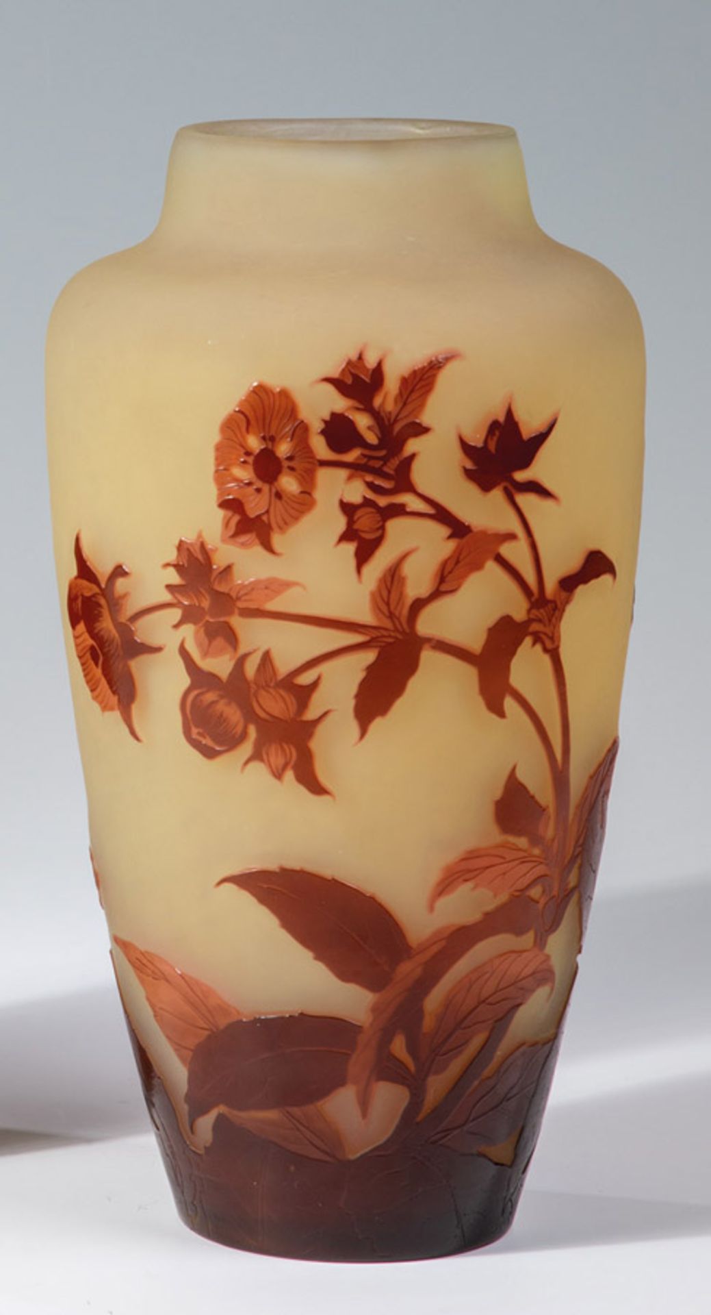 Vase mit KirschblütenEmile Gallé, Nancy, 1920er Jahre Farbloses Glas, partiell mit zitronengelbem