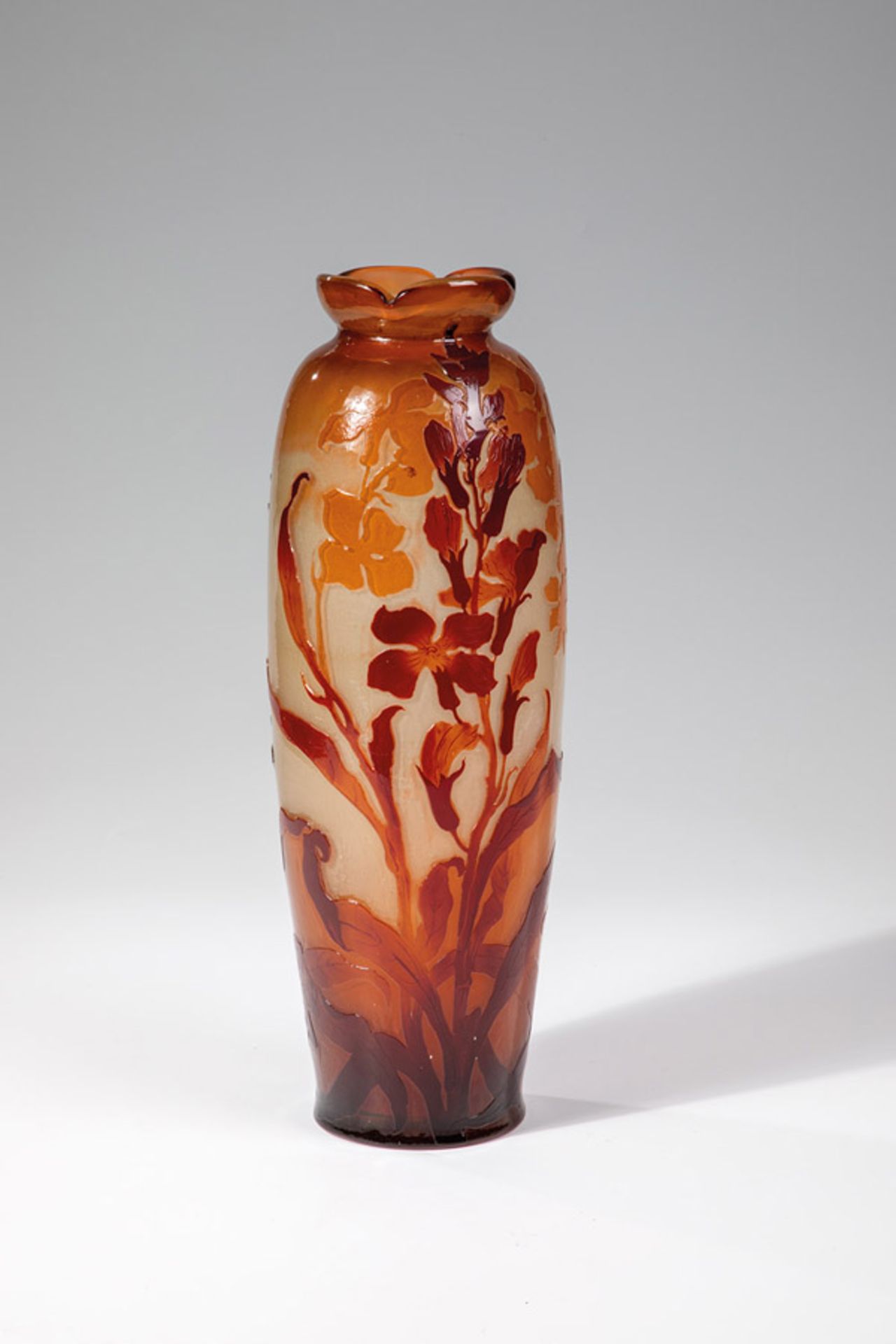 Vase mit LilienEmile Gallé, Nancy, um 1900 Farbloses Glas, milchig weiß unterfangen sowie doppelt