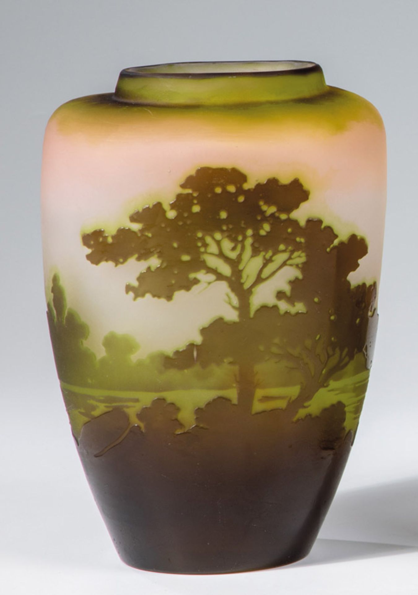Vase mit FlusslandschaftEmile Gallé, Nancy, 1900 - 1904 Farbloses Glas, mit rosafarbenem