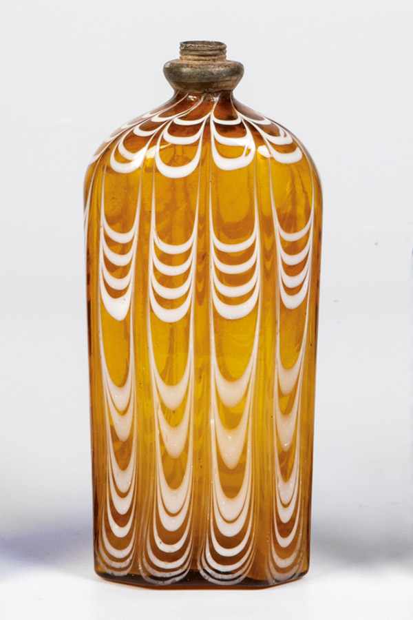 Schnapsflasche aus bernsteinfarbenem GlasAlpenländisch, 18. Jh. Im Querschnitt rechteckige Wandung
