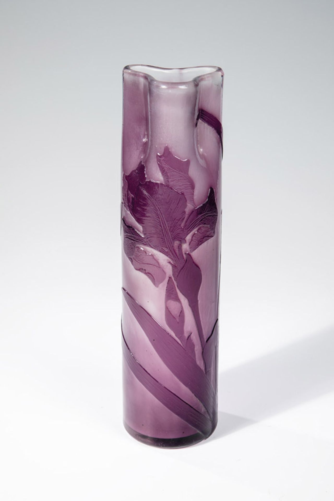 Stangenvase mit IrisEmile Gallé, Nancy, um 1895 Farbloses, innen säuremattiertes Glas, violett