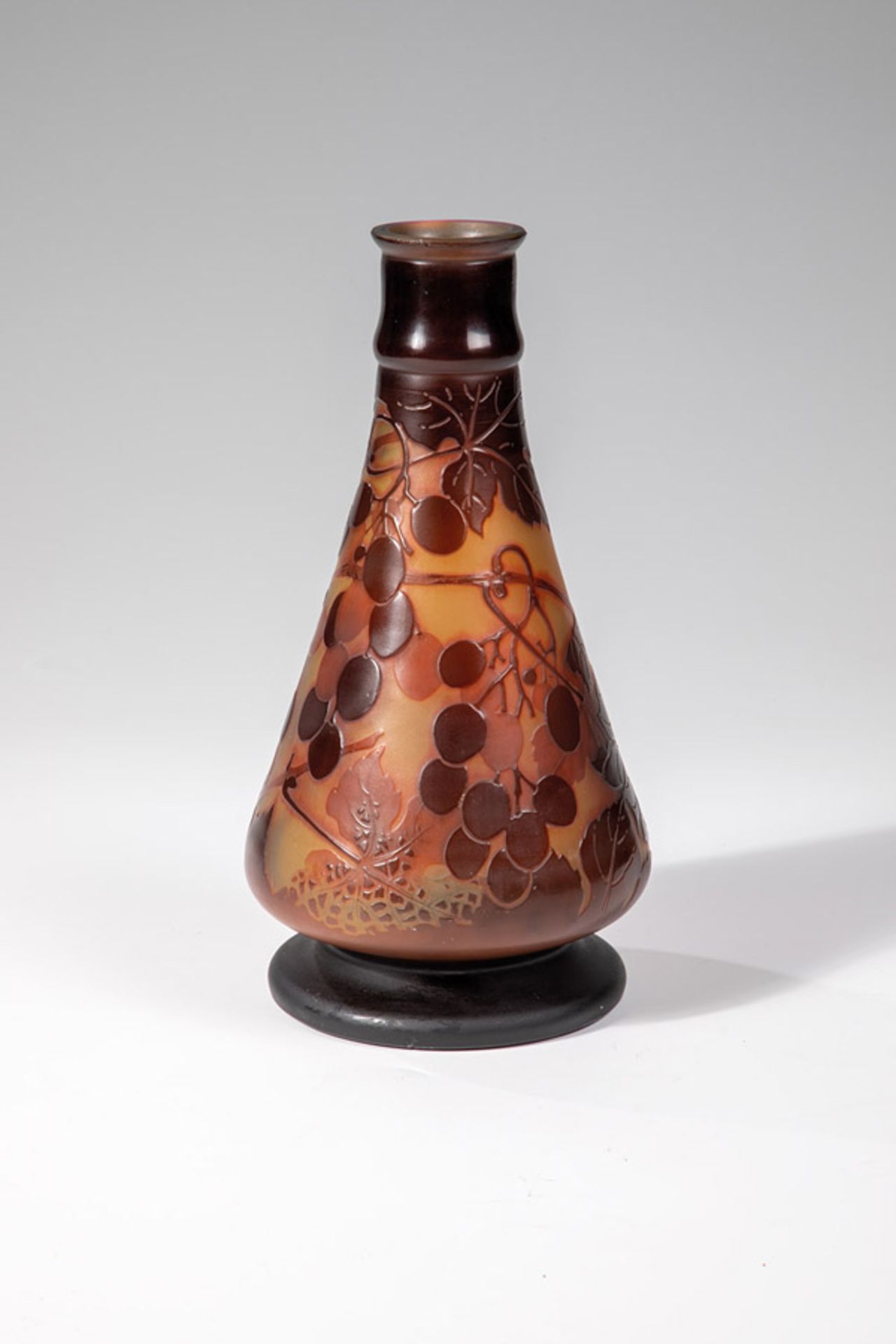 Vase mit Wildem WeinCristalleries de Saint-Louis, um 1923 - 1928 Farbloses Glas, mit gelbem Opal