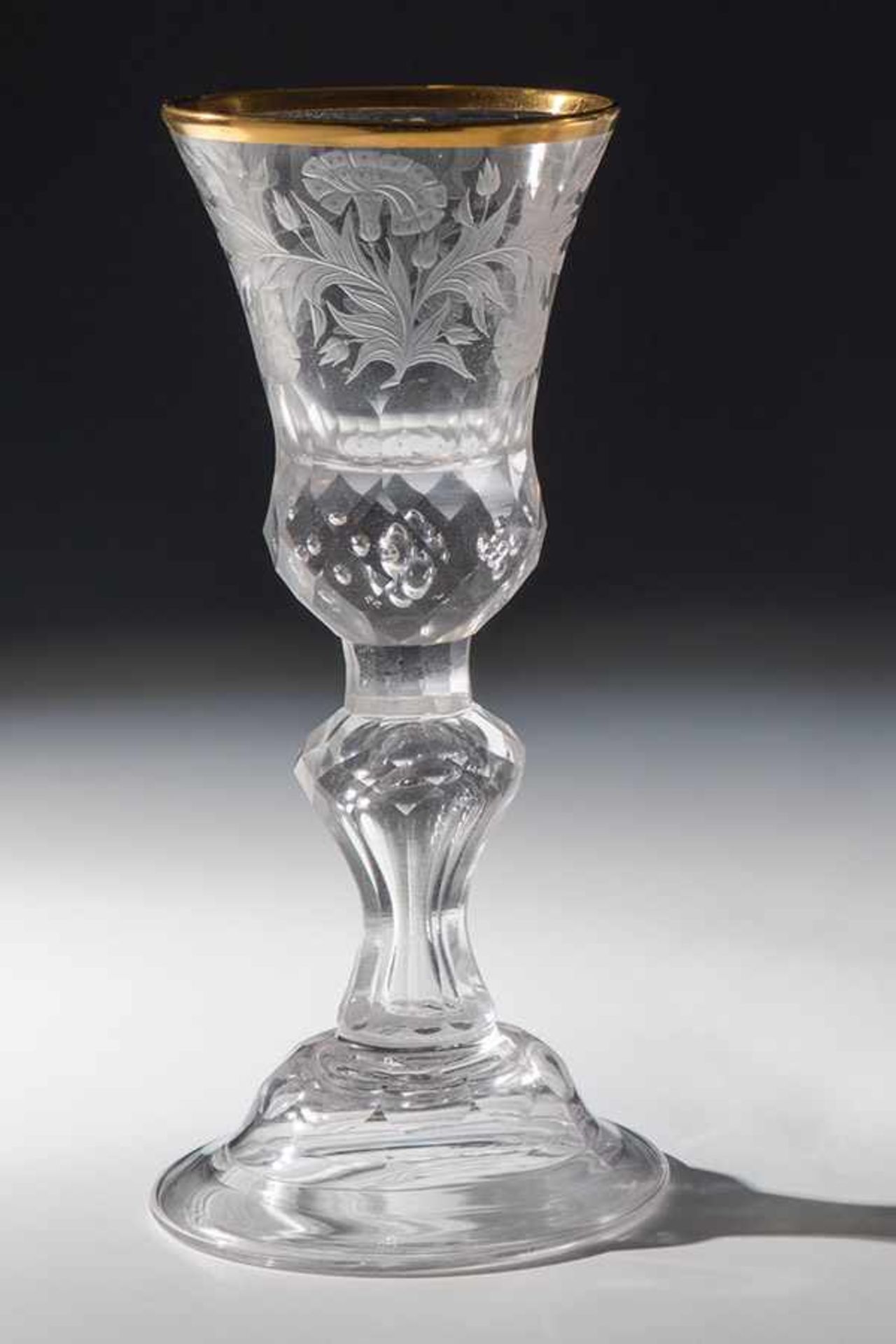 Pokal mit Blütenzweigen und GoldrandLauenstein, 2. H. 18. Jh. Farbloses, teils facettiertes Glas.