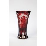 Vase mit Jahreszeiten - AllegorieAlois Hásek, um 1935 Farbloses Glas mit rubinrotem Überfang,