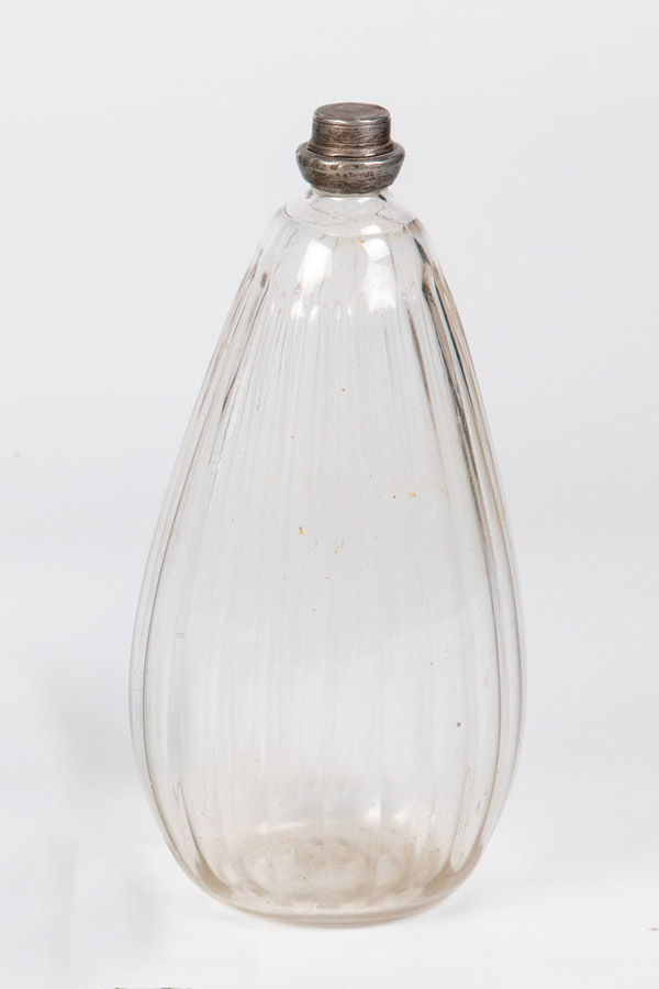 Rippenflasche mit ZinnschraubverschlussAlpenländisch, 18. Jh. Graustichiges, längsoptisches Glas,