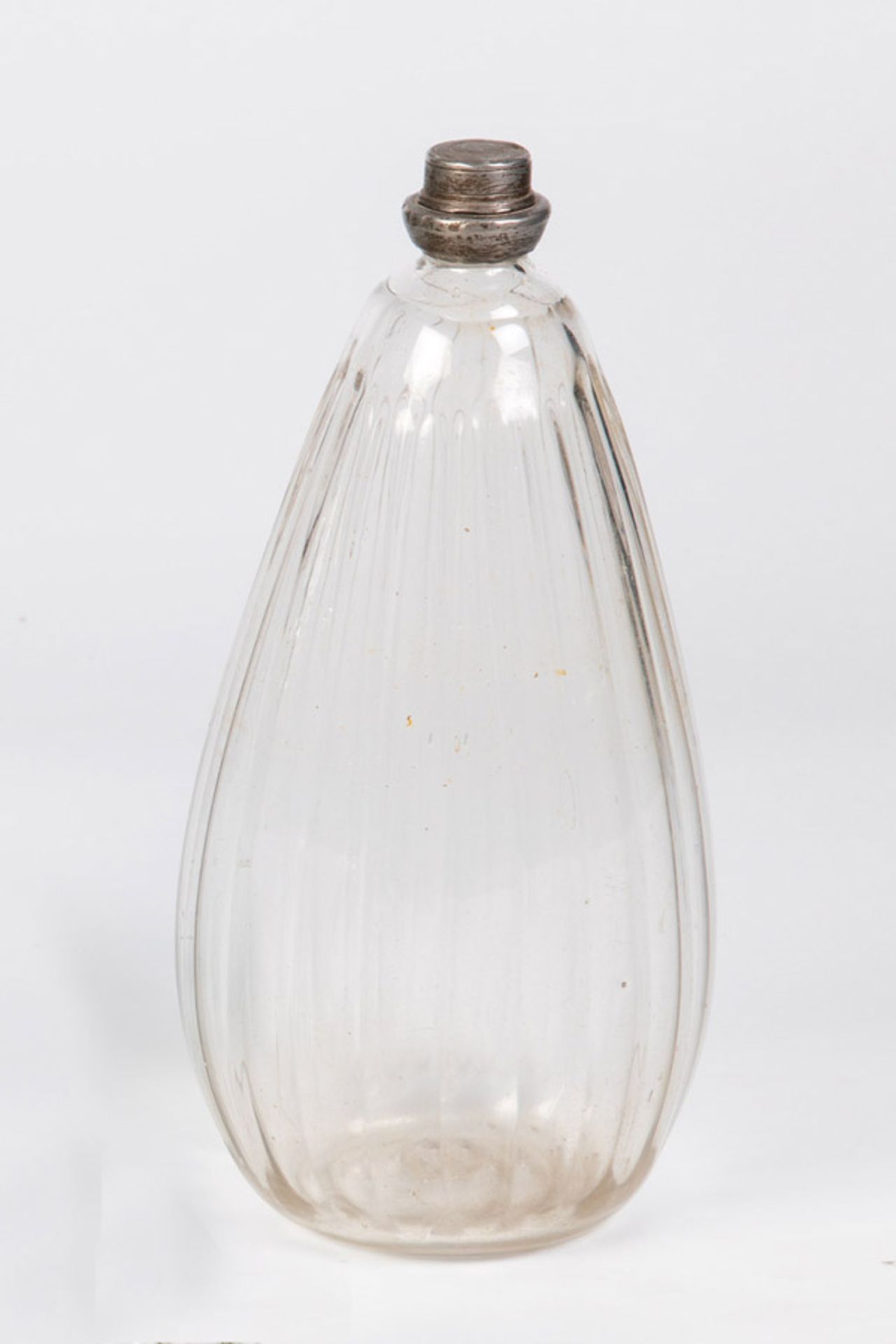 Rippenflasche mit ZinnschraubverschlussAlpenländisch, 18. Jh. Graustichiges, längsoptisches Glas,