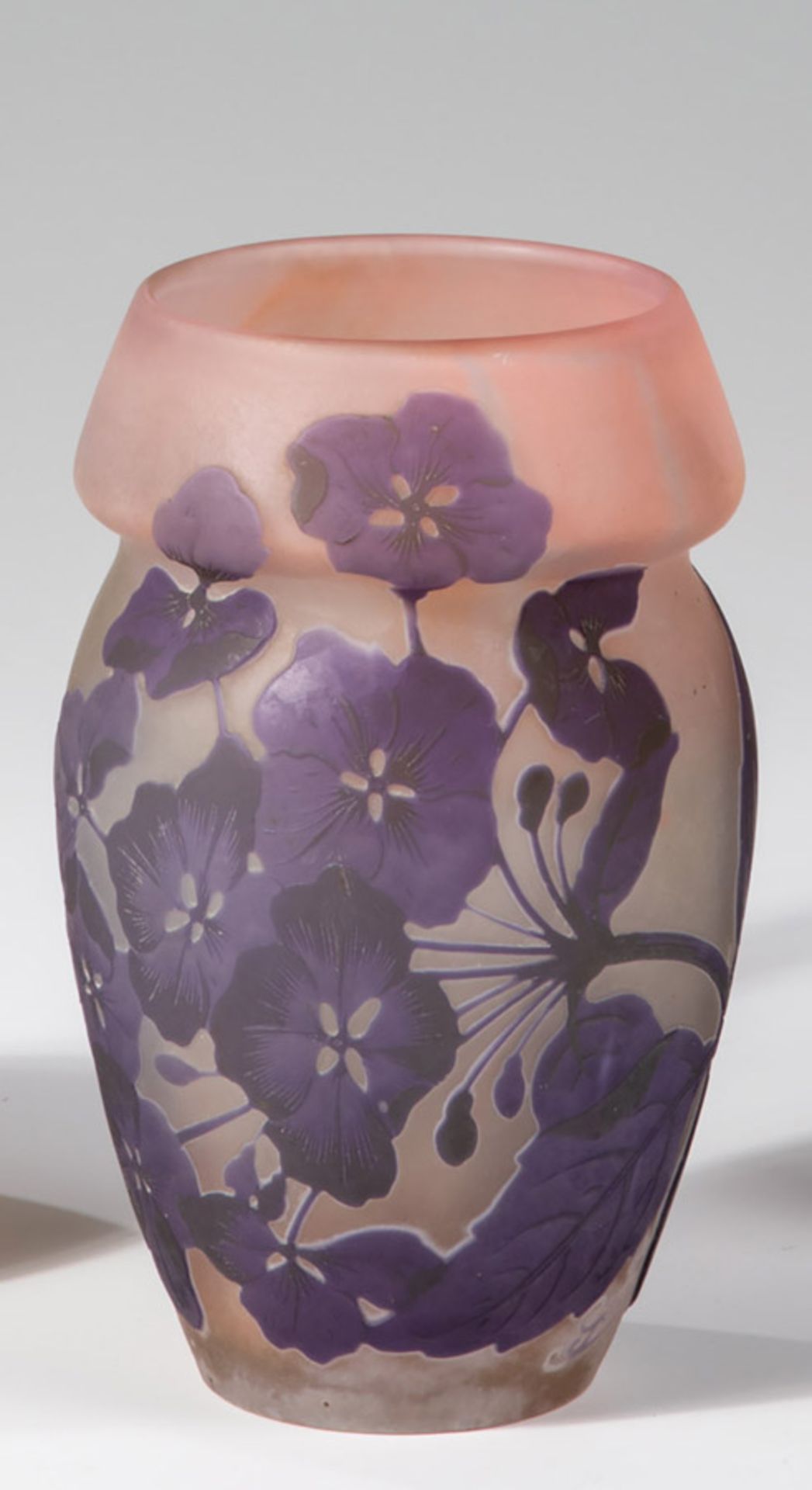 Vase mit HortensieEmile Gallé, Nancy, um 1903/04 Farbloses Glas, partiell mit lachsfarbenem Opal