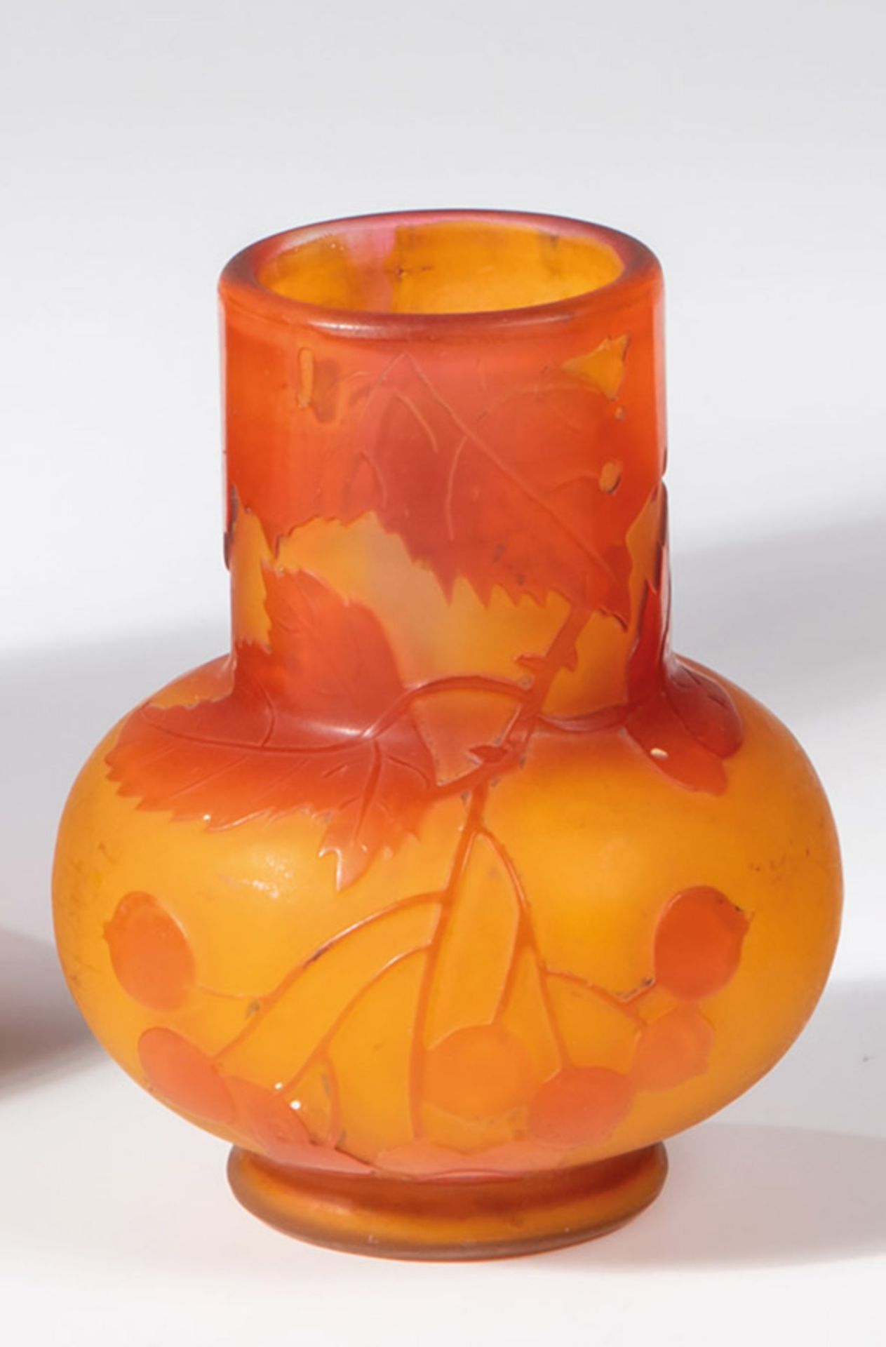 Kleine Vase mit ElsbeereEmile Gallé, Nancy, um 1906-1910 Farbloses Glas, orange und partiell