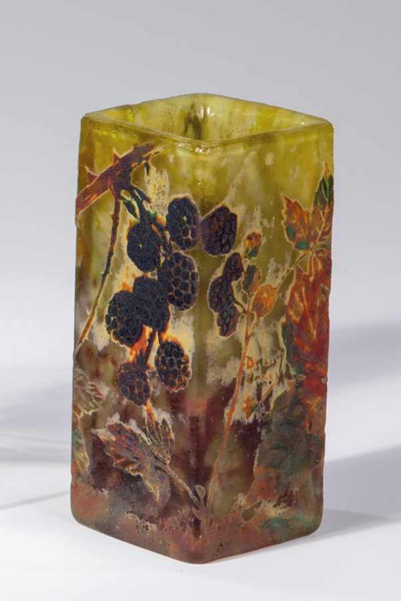 Vase mit BrombeerenDaum Frères, Nancy, um 1910 Farbloses Glas mit mehrfarbigen Pulverein- und