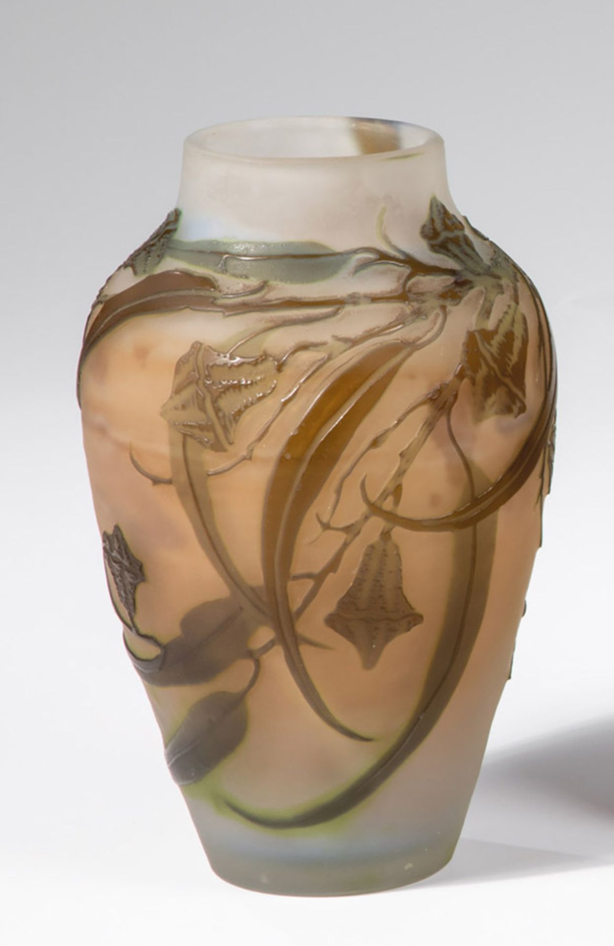 Vase mit EukalyptusEmile Gallé, Nancy, um 1906 - 1914 Farbloses Glas, grün und braun überfangen.