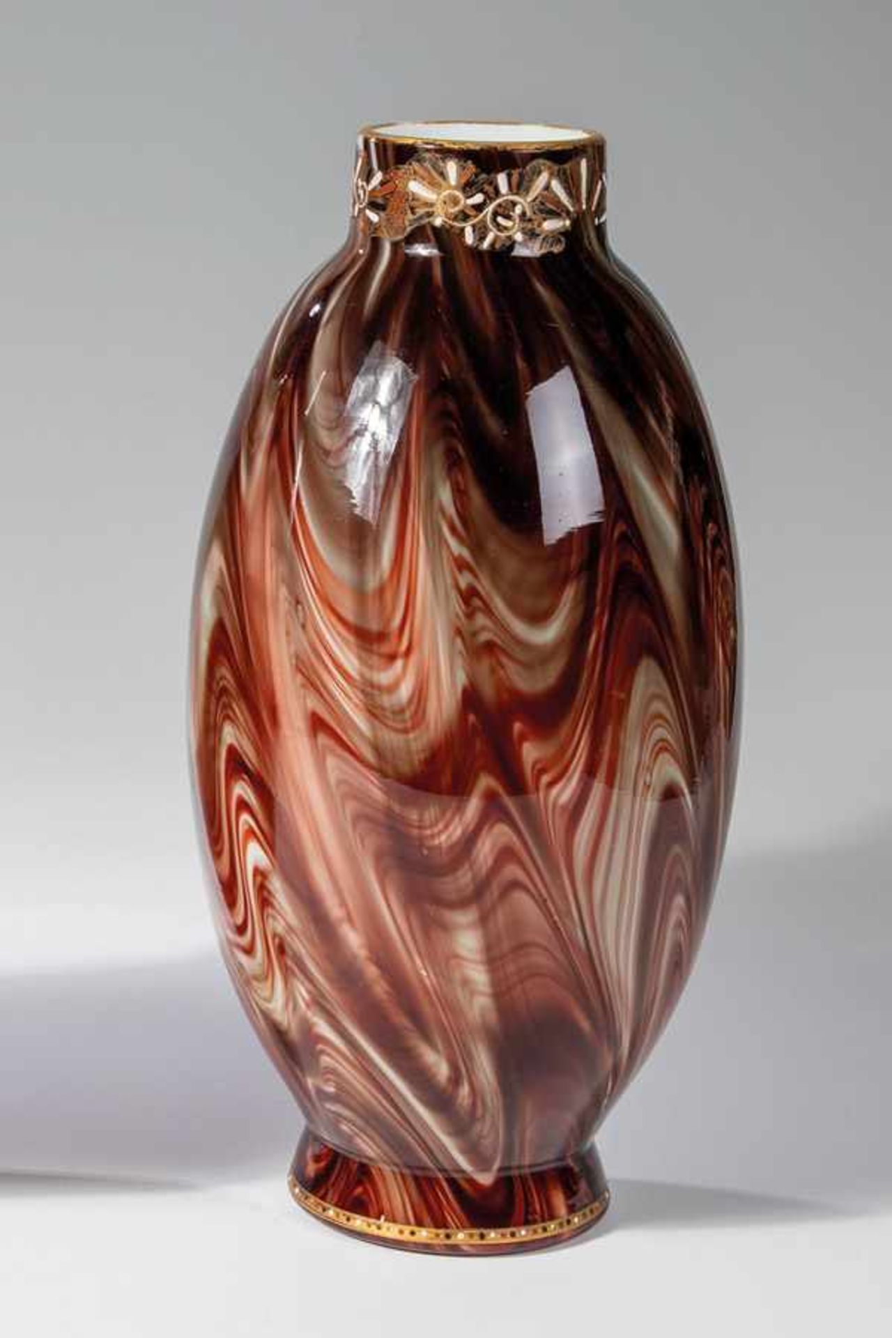 Vase "Onyx"Loetz Wwe., Klostermühle, um 1890 Weißes Opalglas, überfangen mit rotbraun geädertem