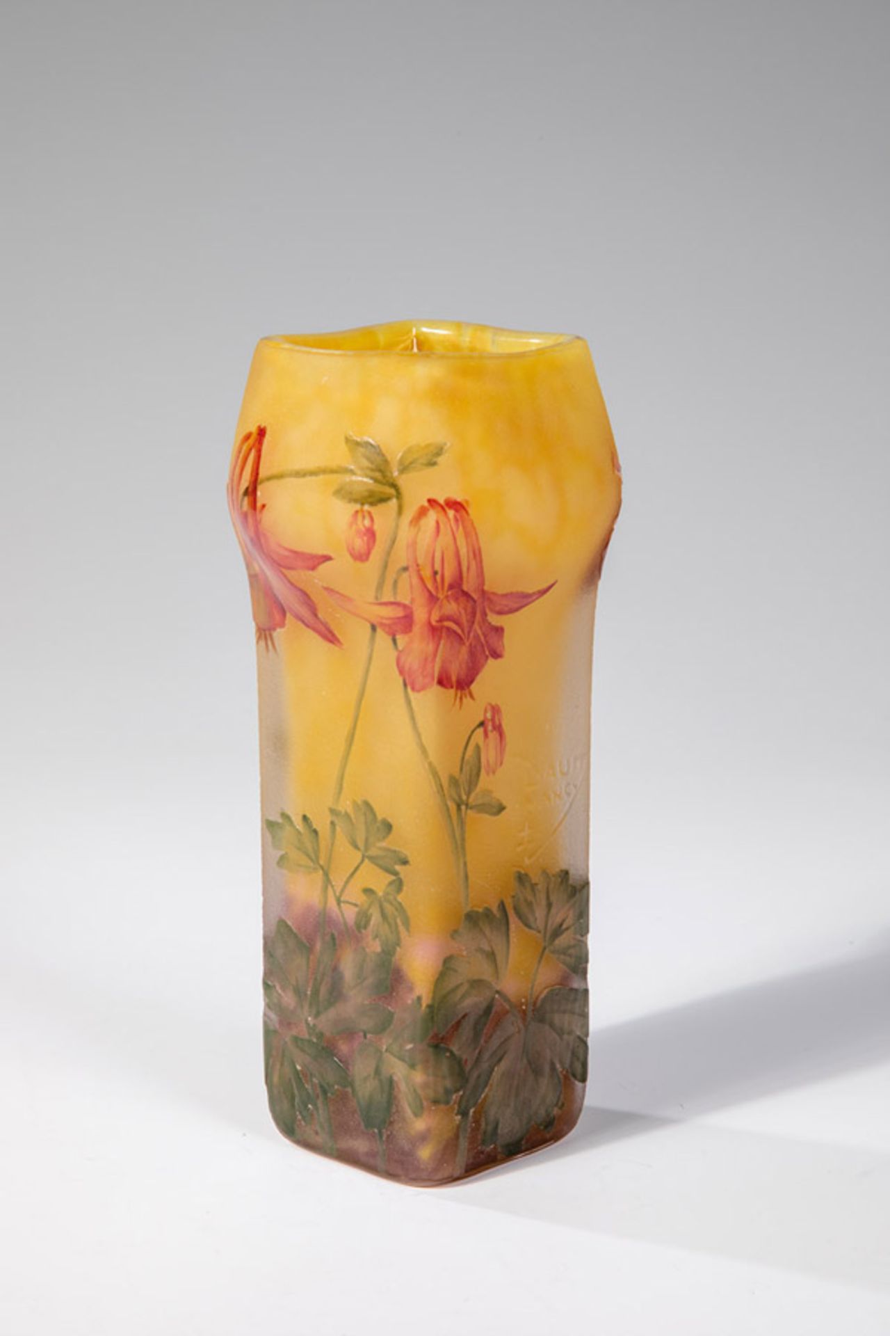 Kleine Vase mit AkeleiDaum Frères, Nancy, um 1903 Farbloses Glas mit gelben und violetten