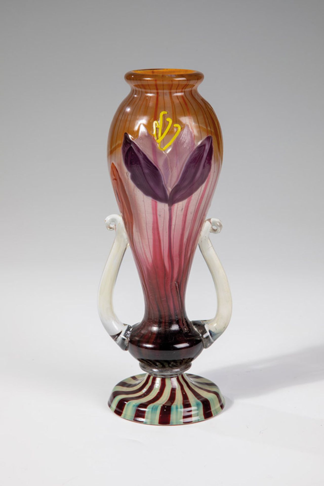 Bedeutende und seltene Zierhenkelvase ''Crocus'' in ''Marqueterie de Verre''-TechnikEmile Gallé,