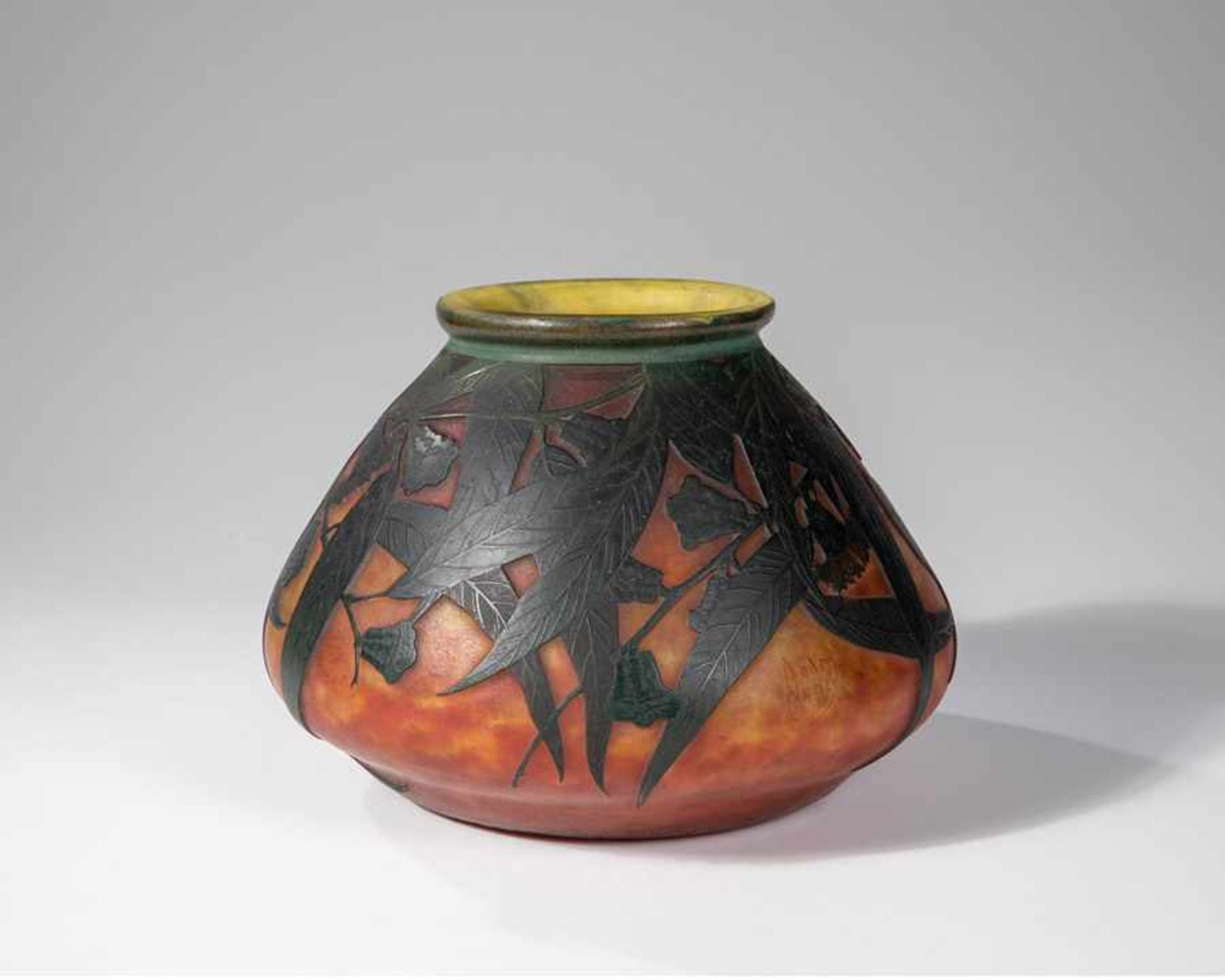 Große Vase mit EukalyptusDaum Frères, Nancy, um 1915 Farbloses Glas mit Pulvereinschmelzung in