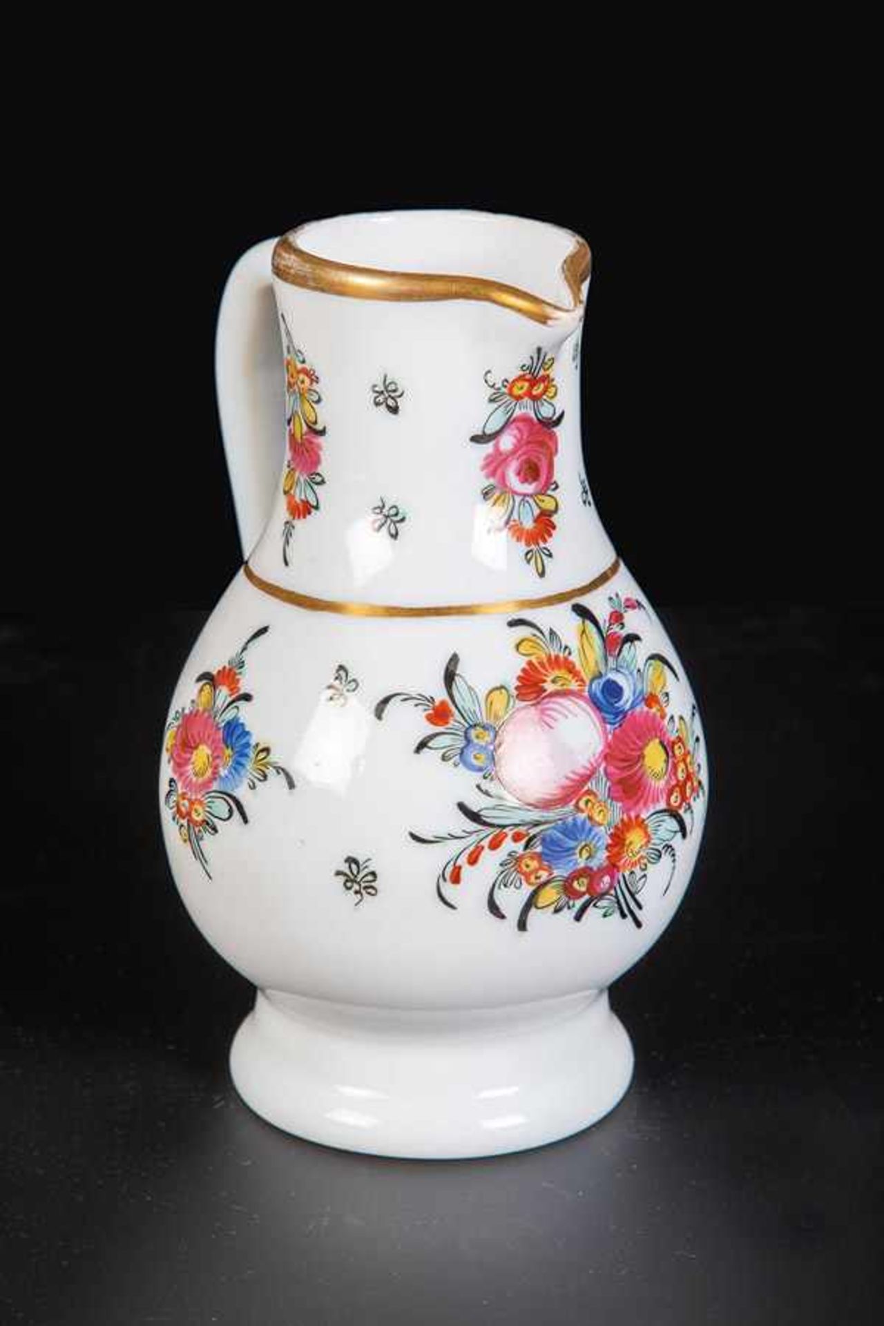 Milchglaskrug mit FloraldekorFrankreich oder Böhmen, um 1770 Birnförmige Wandung mit