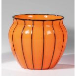 Vase "Ausführung 157, orangeopal mit schwarz"Loetz Wwe., Klostermühle, um 1914 Mit Orangeopal