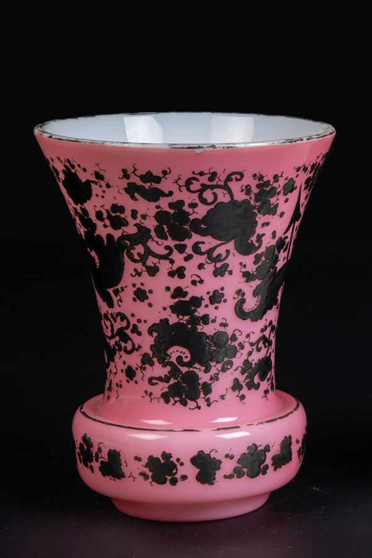 Becher mit SilbermalereiBöhmen, Mitte 19. Jh. Opakes Weißglas mit rosa Überfang. Glockenförmige