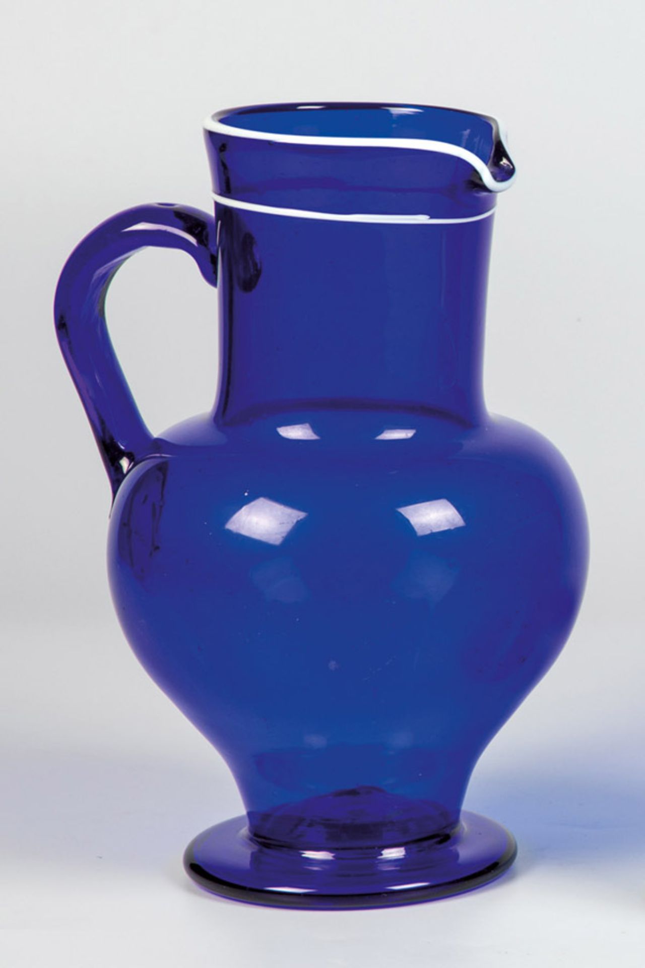 Kobaltblauer Krug mit WeißrandThüringen, 19. Jh. Birnförmige Wandung mit gestauchtem Stand, Abriss