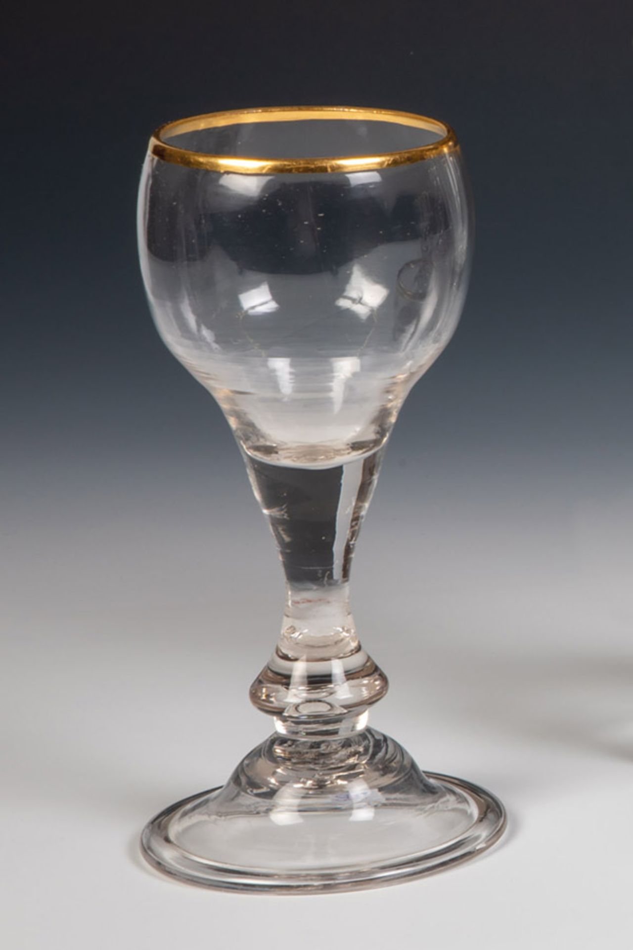 Pokal mit GoldrandLauenstein, um 1770 Glockenfuß mit Abriss, Kuppa kugelig. H. 16,5 cm- - -28.00 %