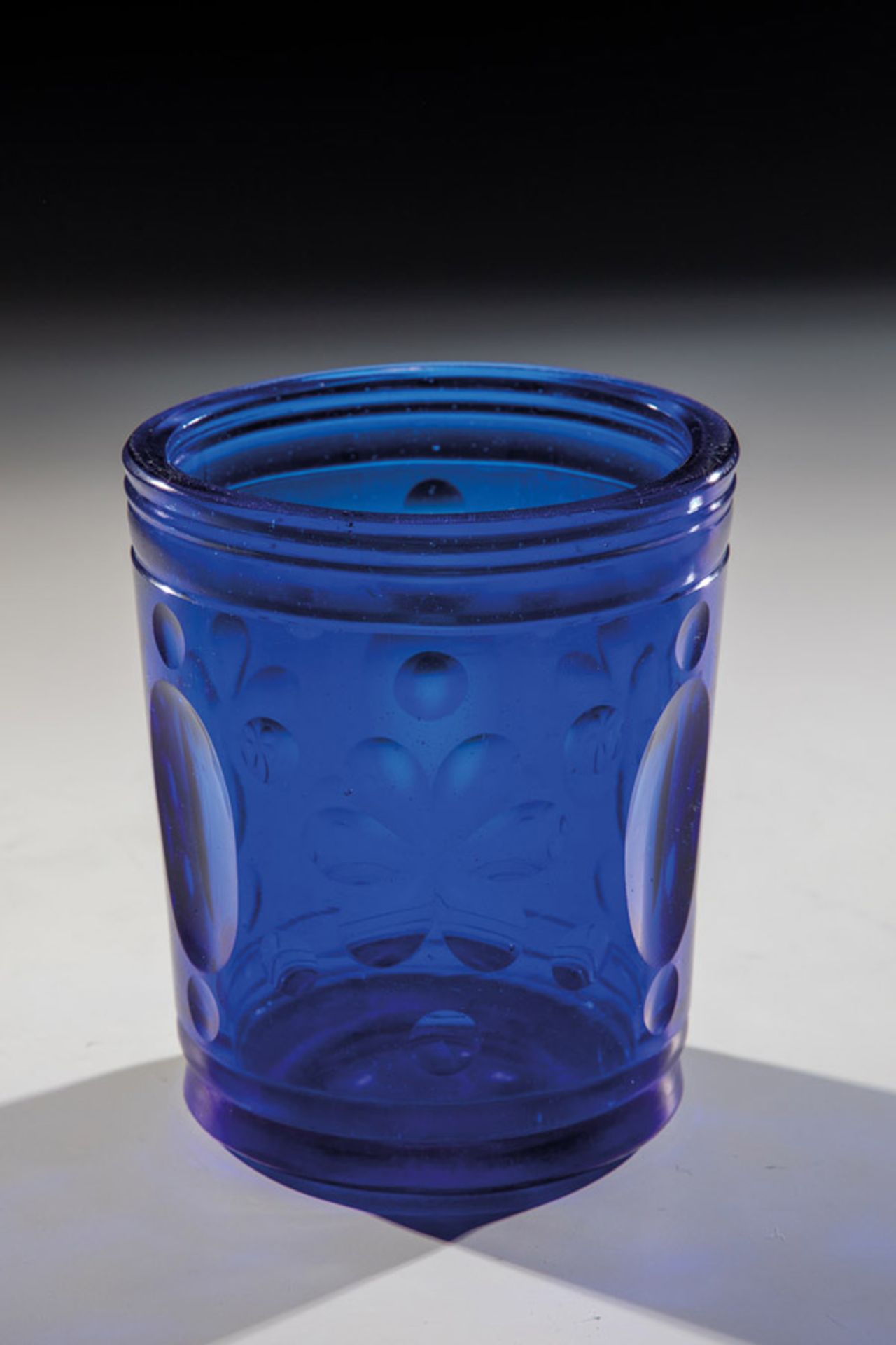Seltener BecherPotsdam, um 1700 Kobaltblaues, schliffverziertes Glas, am Abriss gekugelt. Dekor: