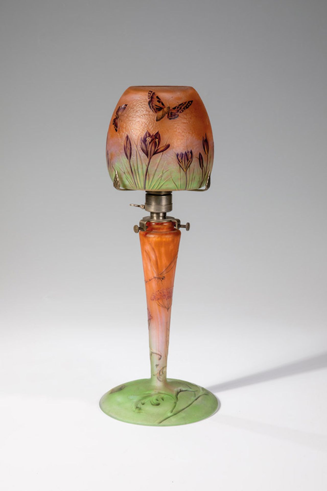 Bedeutende und seltene Tischlampe mit Krokus und InsektenDaum Frères, Nancy, um 1900 Farbloses