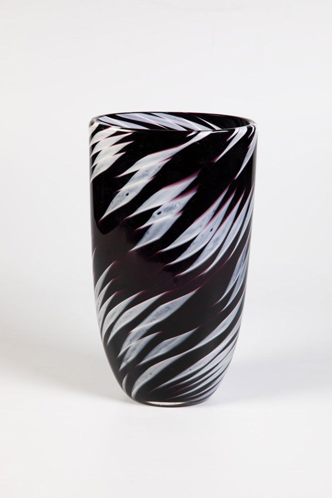 Vase "Fantasia bianco-nera"Archimede Seguso, Murano, 1958 Violettes Glas mit eingeschmolzenen