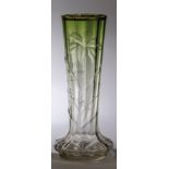 Vase mit LilieMoser, Karlsbad, um 1900 Farbloses, optisch geblasenes Glas, verlaufend grün