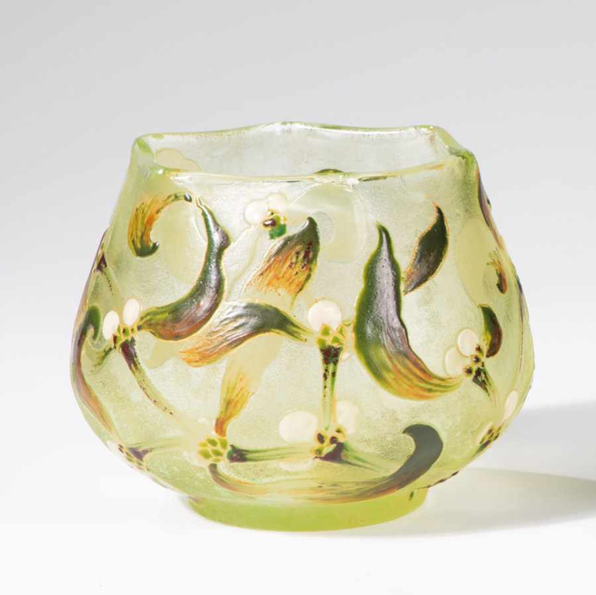 Vase mit MistelzweigenEmile Gallé, Nancy, um 1900 Farbloses Glas, mit hellgrünem Opal überfangen.