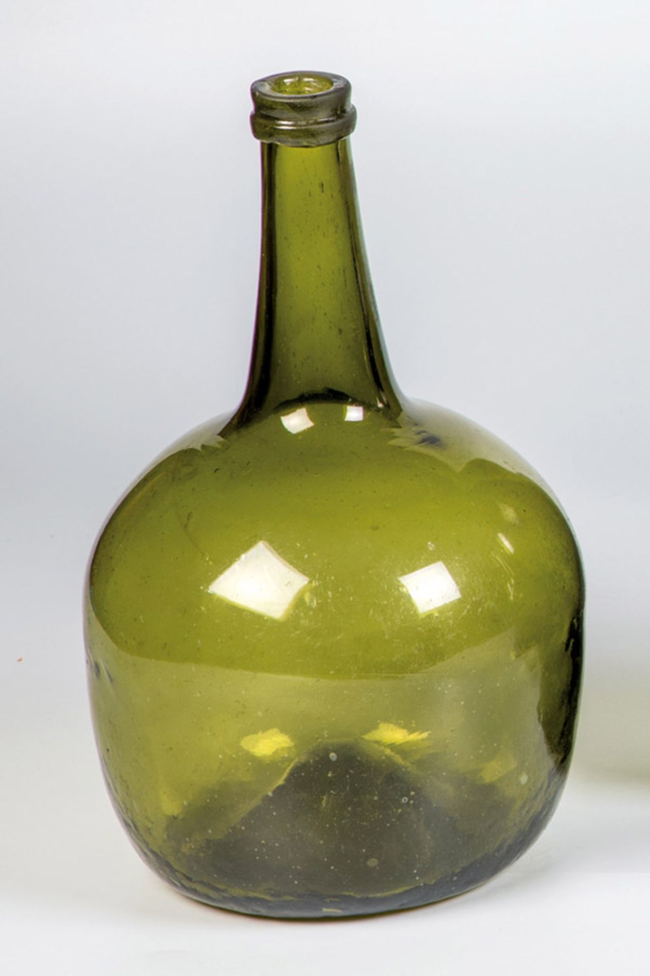 Große KugelflascheMecklenburg, 18. Jh. Olivfarbenes Glas mit hochgestochenem Boden und Abriss, der