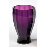 BechervaseMoser, Karlsbad, um 1920/25 Violettes Glas mit 12-seitigem Schälschliff. H. 14 cm- - -28.