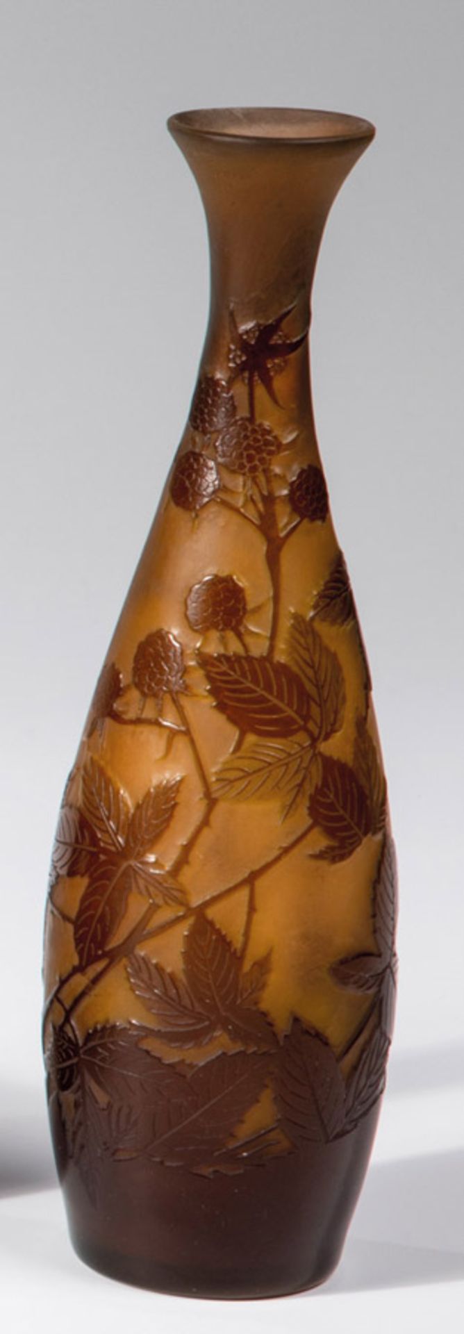 Vase mit BrombeerenEmile Gallé, Nancy, um 1906 Farbloses Glas, orangebraun unterfangen, hellgrün und