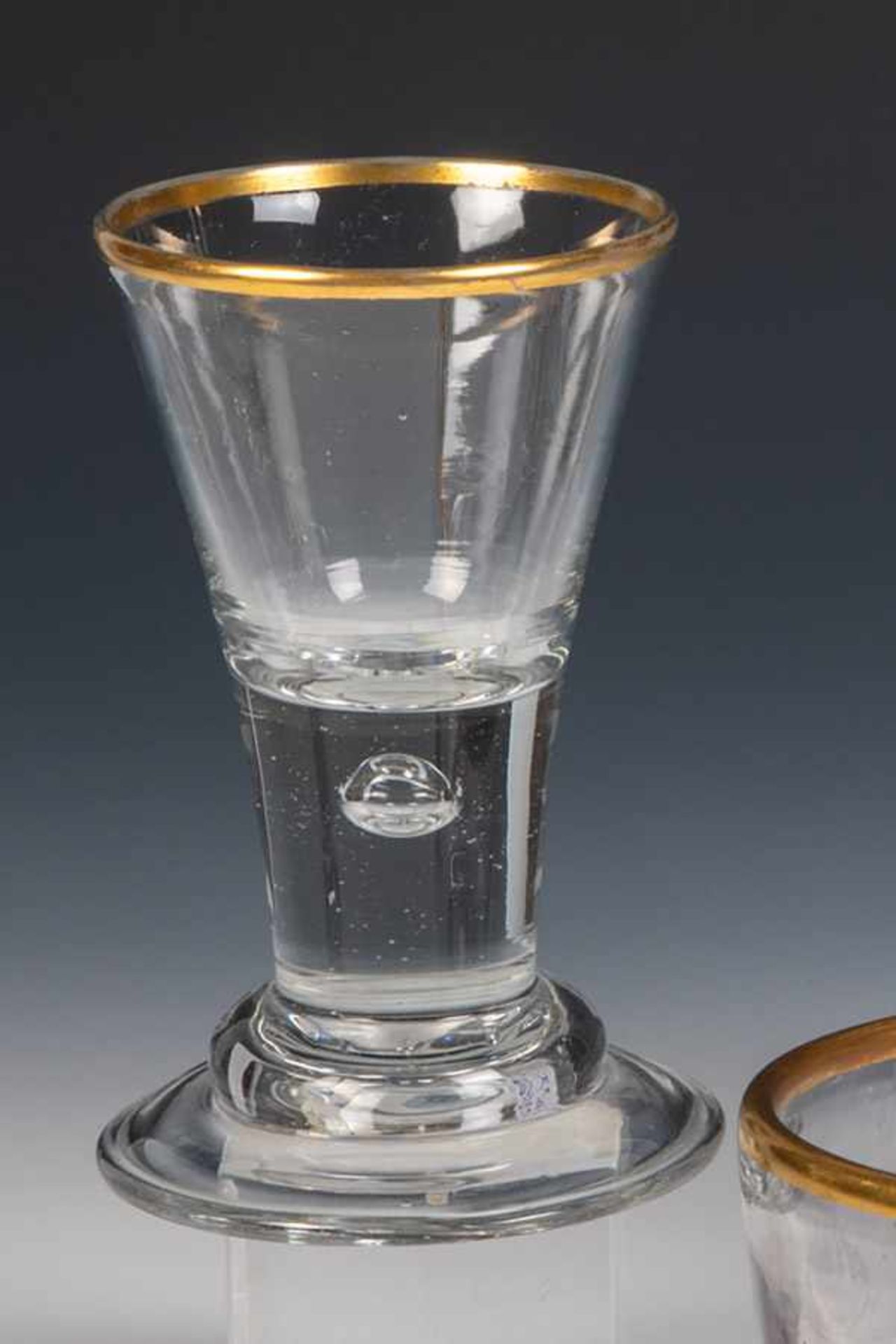 Schnapsglas mit Goldrand und LöwenmarkeLauenstein, um 1770 Im massiven Schaft eingestochene