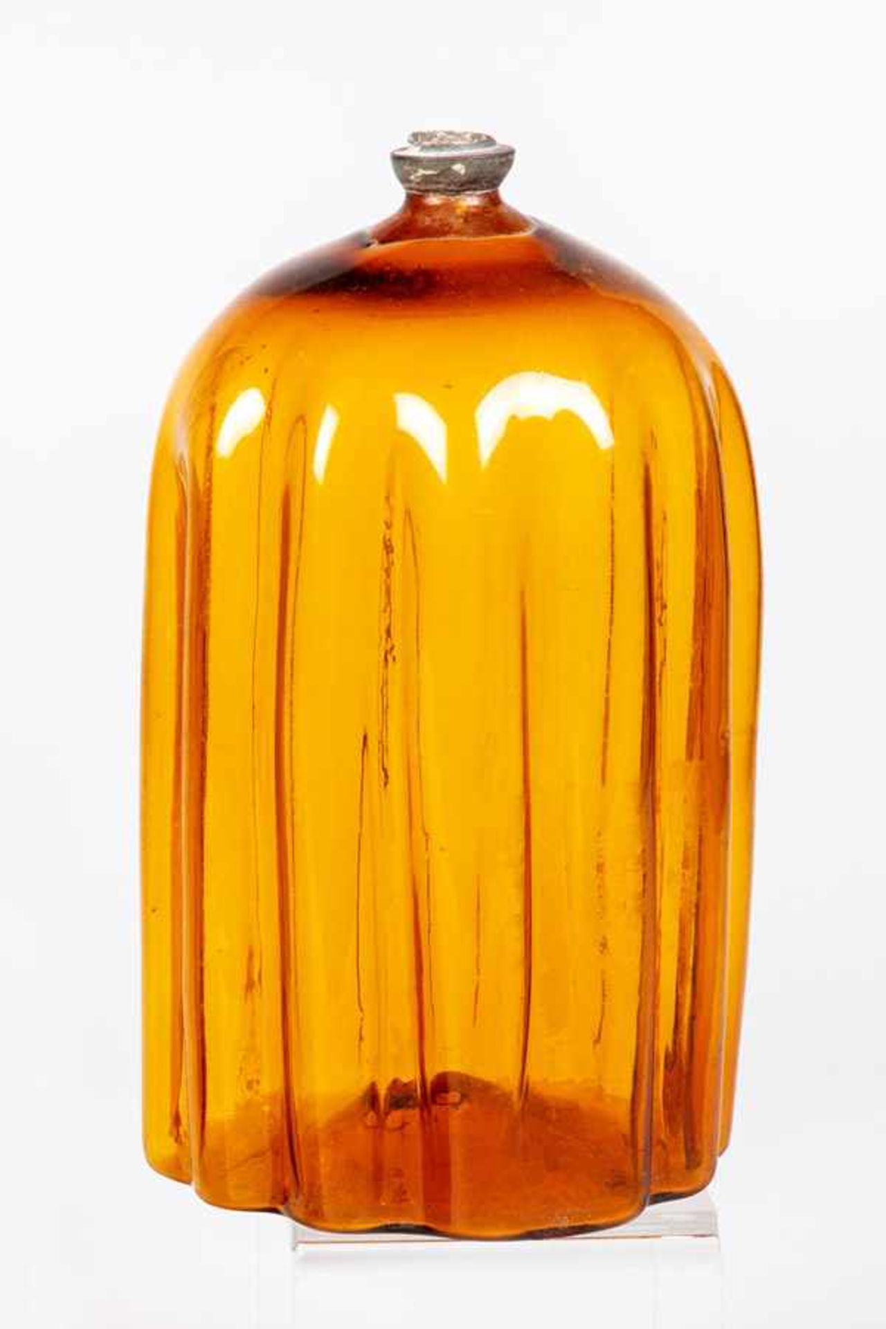 Seltene Schnapsflasche aus braunem GlasAlpenländisch, Tirol, um 1700 Zwölfpassige Wandung mit leicht