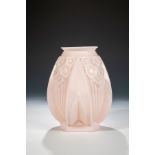 VaseMuller Frères, Lunéville, 20er Jahre Weißes, leicht rosastichiges Glas, formgepreßt. In
