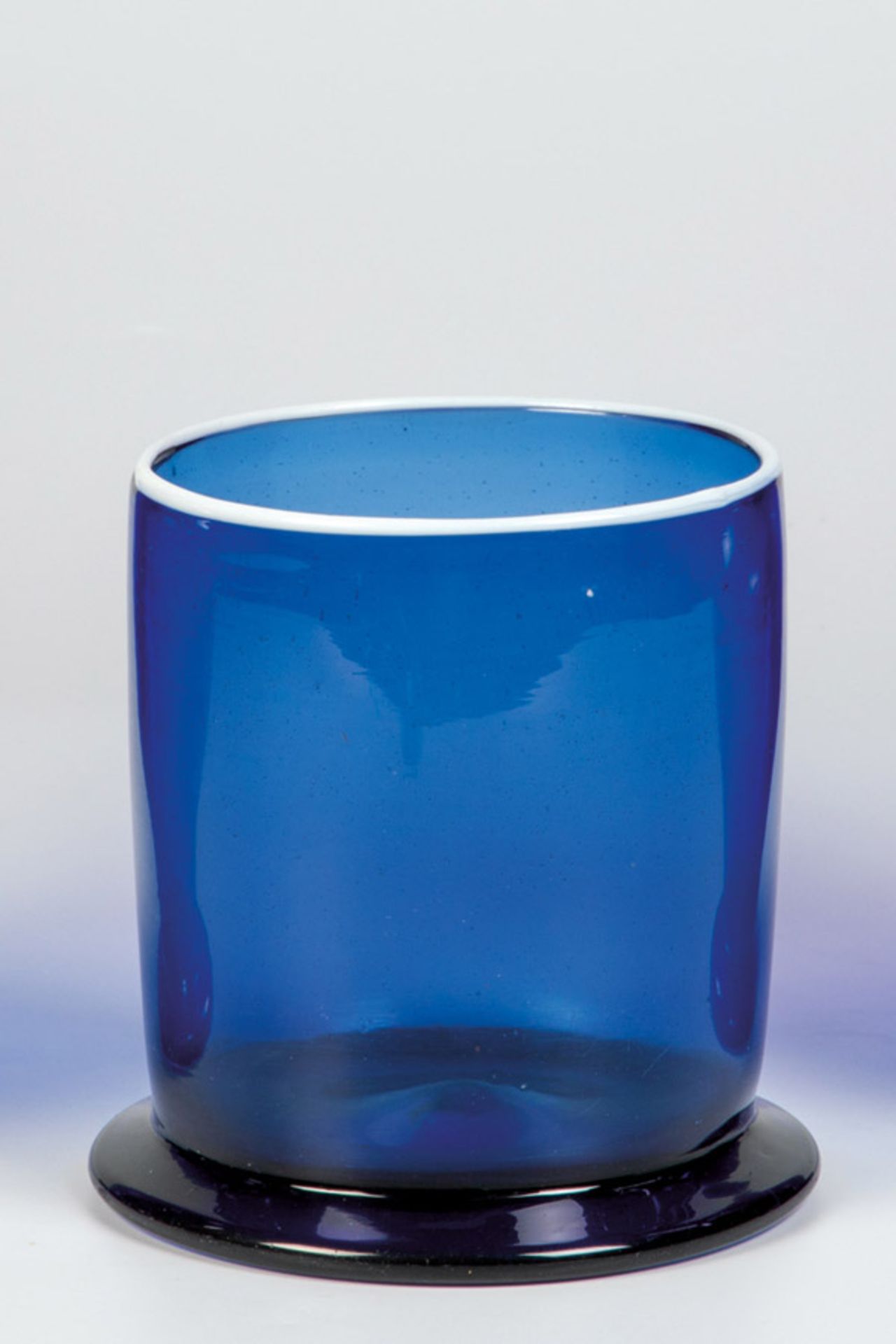 Großer Becher mit WeißrandHessen oder Thüringen, 2. H. 18. Jh. Kobaltblaues Glas mit Abriss. H. 12