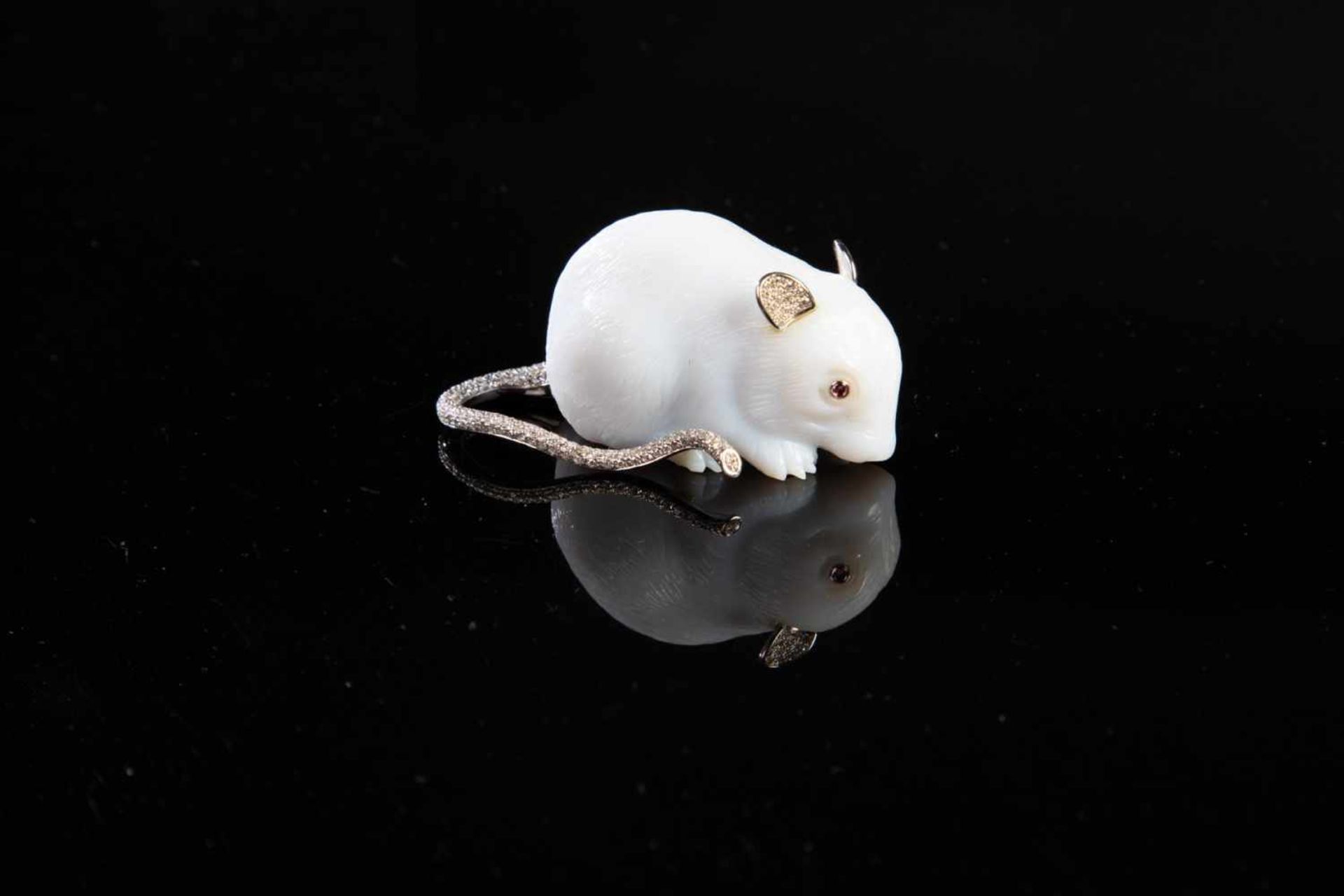 A realistically carved hardstone figure of a mouse. 2nd half of the 20th century. Finelycarved mouse