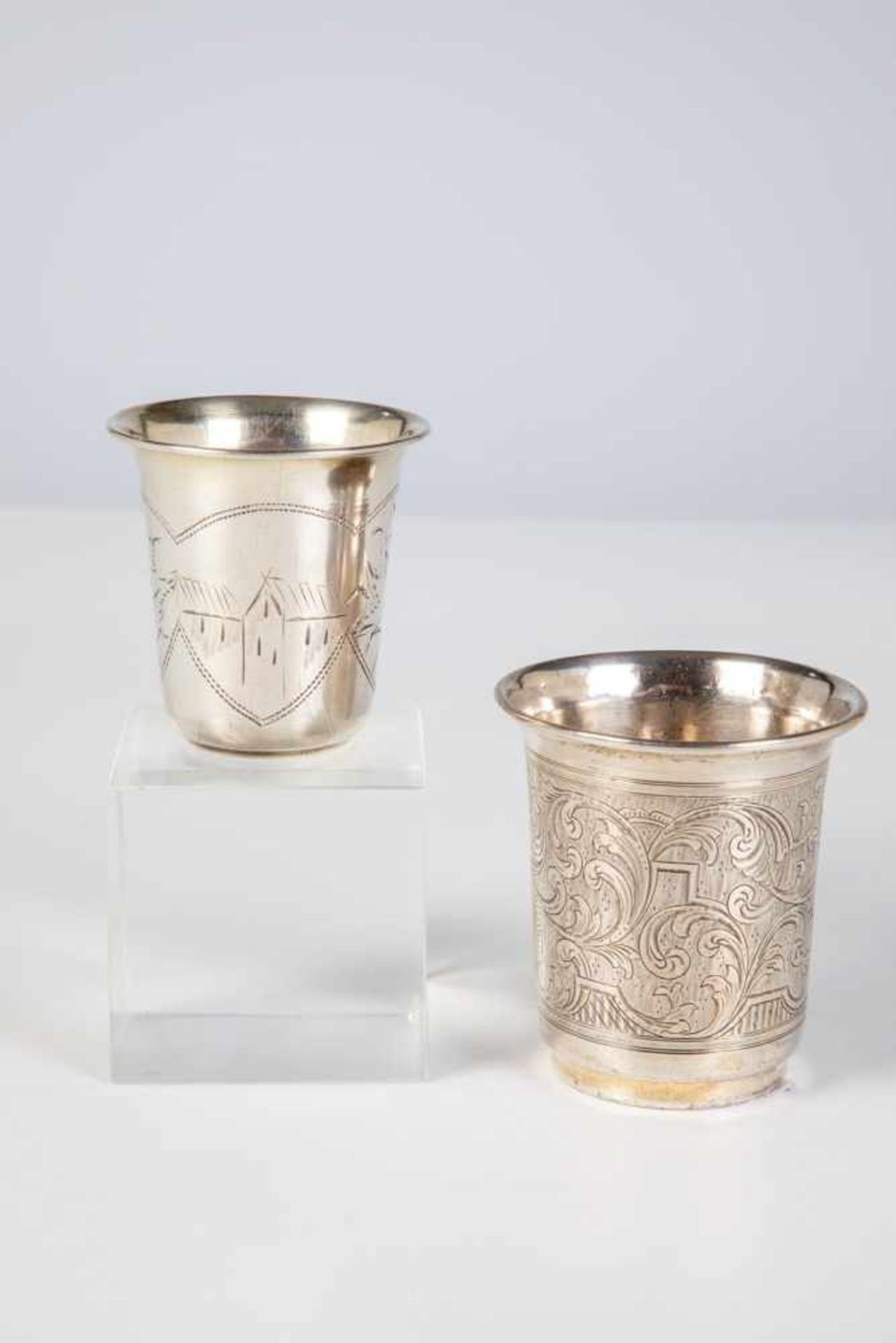 Two silver beaker. Moscow, Kiev, circa 1880/90. Bodys with engraved foliage and leaves.Bottom