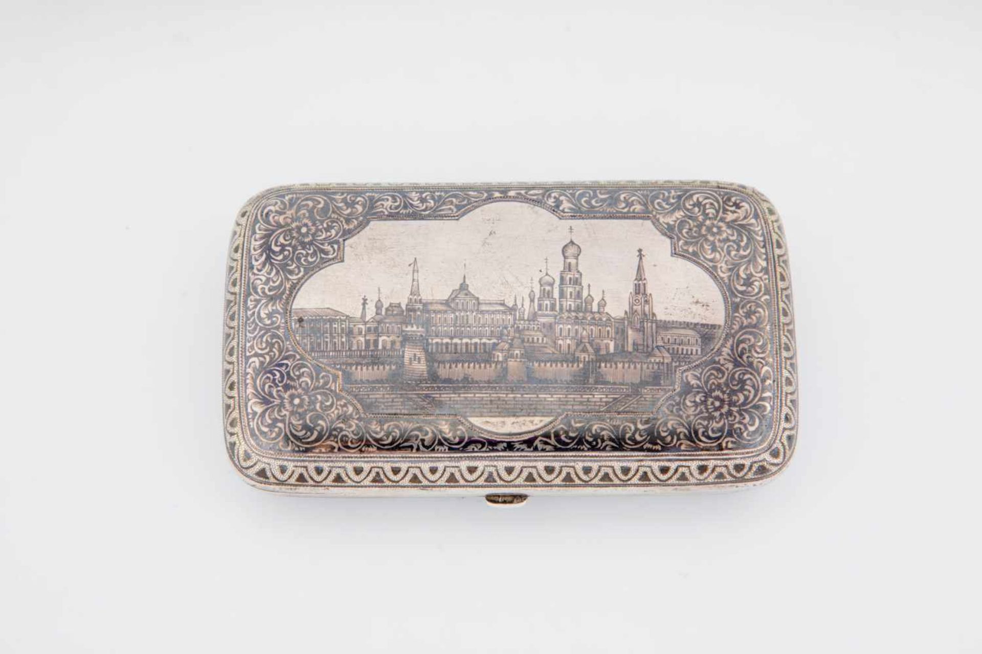 A silver and niello cigarette case. Moscow, Petr Abrosimov, 1895. Gilt interior.Rectangular form