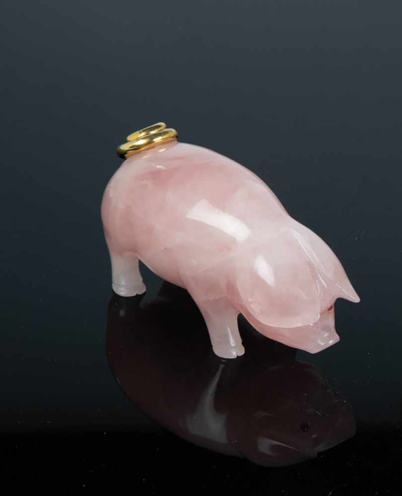 A naturalistic carved rose quartz pig. In the manner of Fabergé, 2nd half of the 20thcentury.
