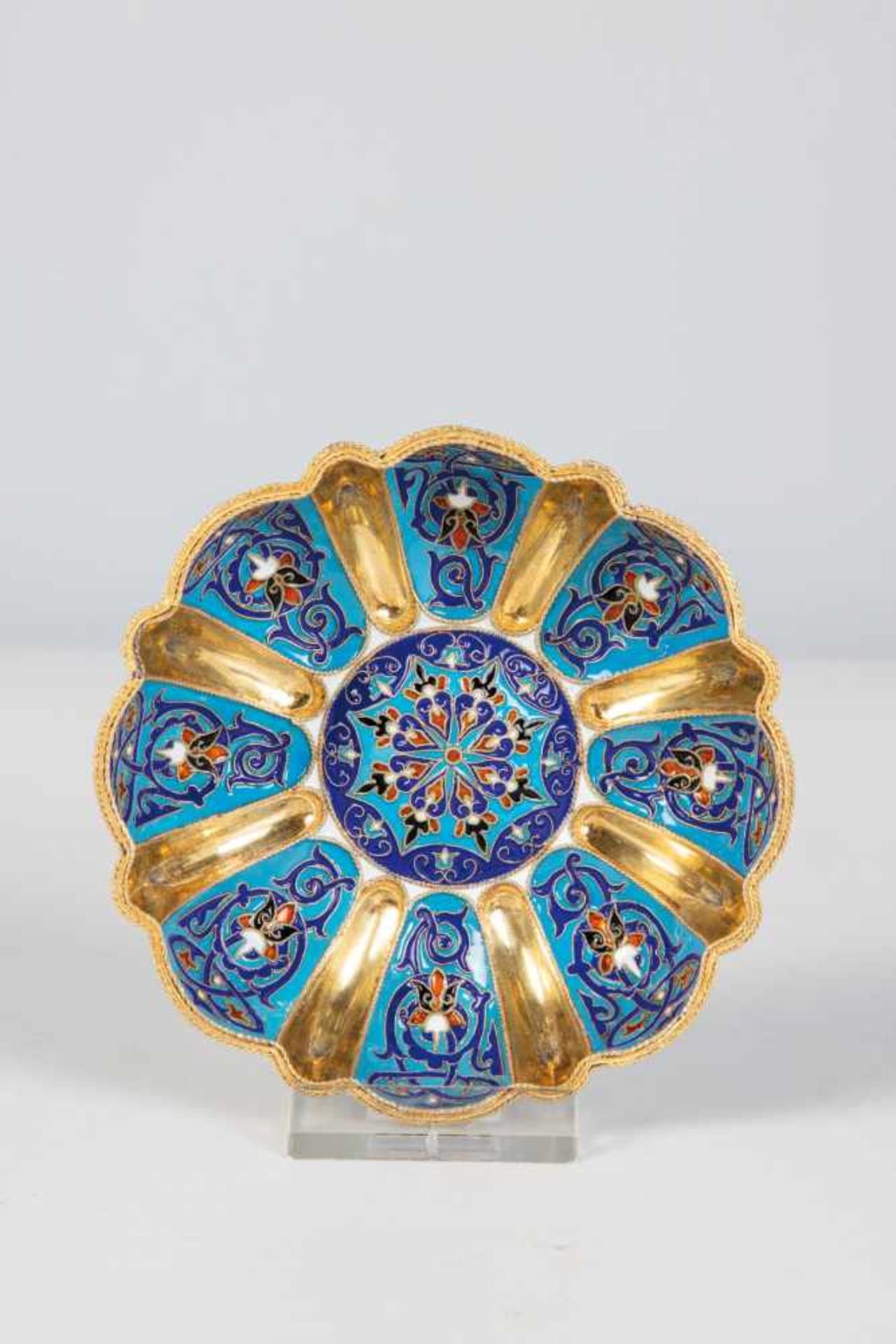 A silver-gilt and cloisonné enamel bowl. Russland, Moskau, Ivan Khlebnikov, 1883. Theinterior and